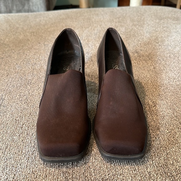 Bass womens heels; size 8 medium - Picture 2 of 6